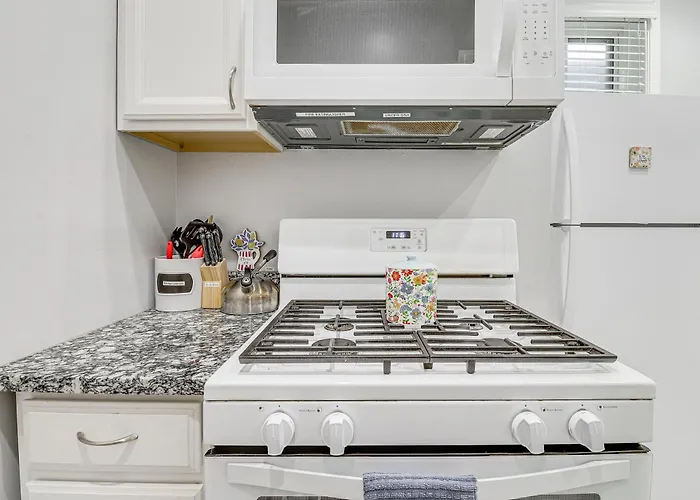 Walkable Group Getaway! 5 Mi To Dtwn *