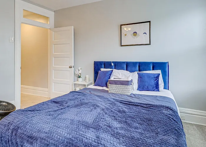 Walkable Group Getaway! 5 Mi To Dtwn *