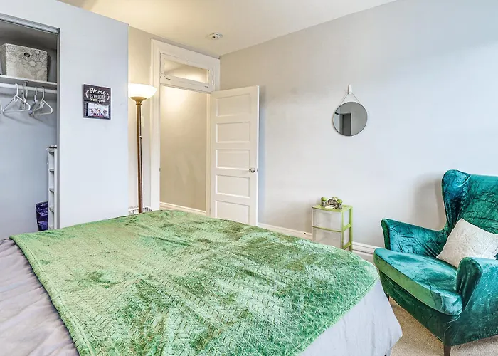 Walkable Group Getaway! 5 Mi To Dtwn *